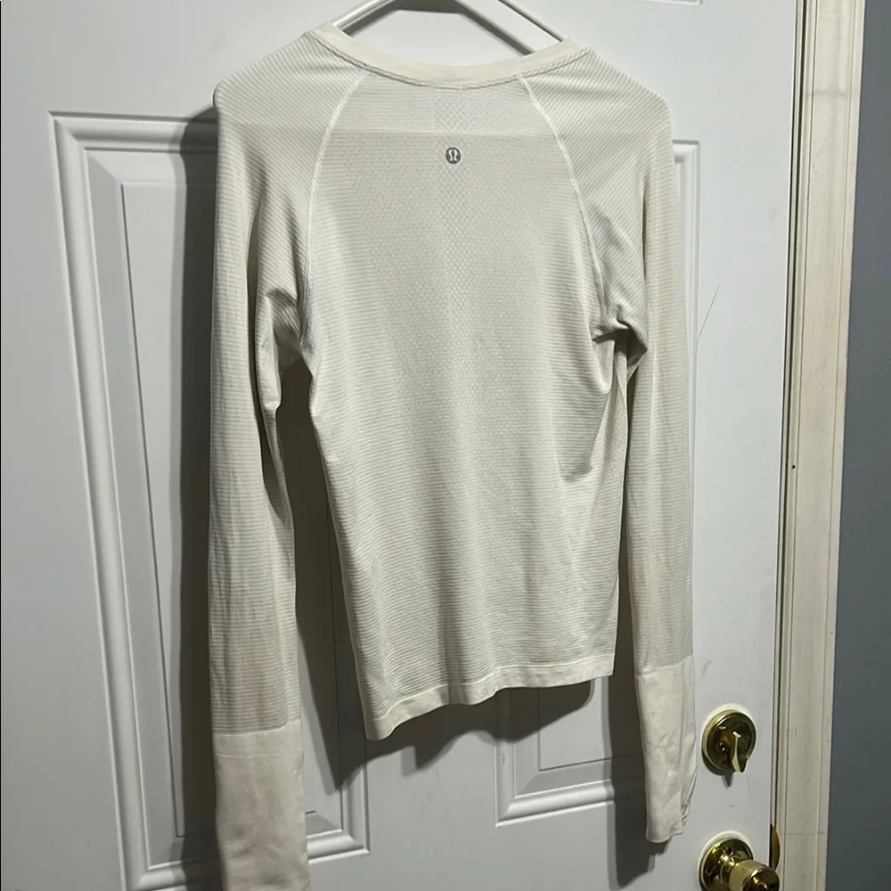 Lululemon Athletica Cream Fitted Long Sleeve Tee - Picture 2 of 9